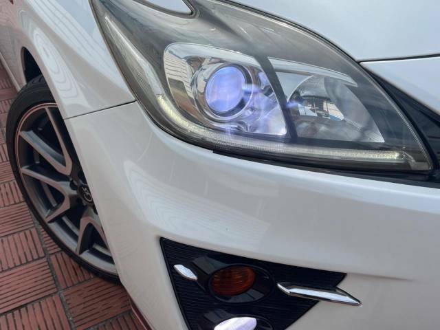 【LEDヘッドライト】悪天候や夜間走行時も良好な視界を確保し安心して運転できる高輝度LEDヘッドライトを装備！点灯速度が早く、消費電力も抑えられています。