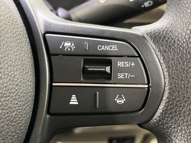 【アダプティブクルーズコントロール】高速道路での長距離走行が楽に！！自動で速度を保つクルーズコントロールが、衝突軽減システムと連携し、前方の車両を感知して車間を保つように速度調節してくれます！！