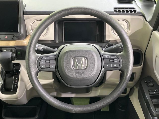 インテリアに合わせたデザインのステアリングは、運転される方のことも考え、運転しやすい形状、大きさです。是非一度、実際に触ってお確かめください。