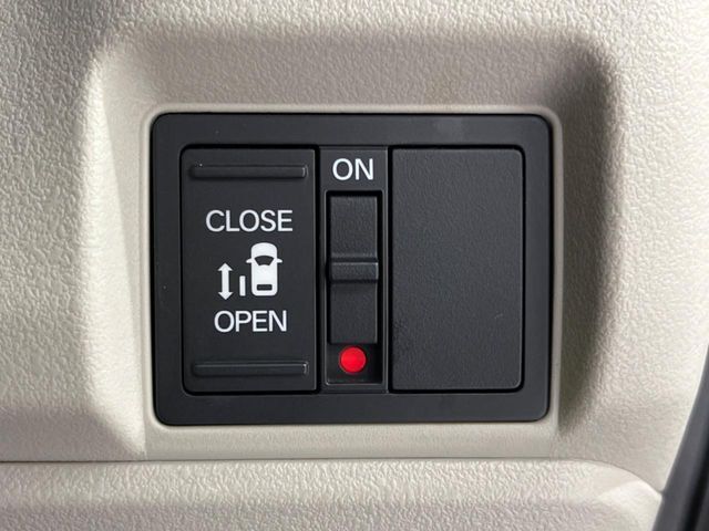 【パワースライドドア】スマートキーや運転席のスイッチでスライドドアの開閉が可能♪電動だから力を入れてドアを開ける必要が無く、小さいお子様でも、重い荷物を持っている時もラクに開け閉めできます♪
