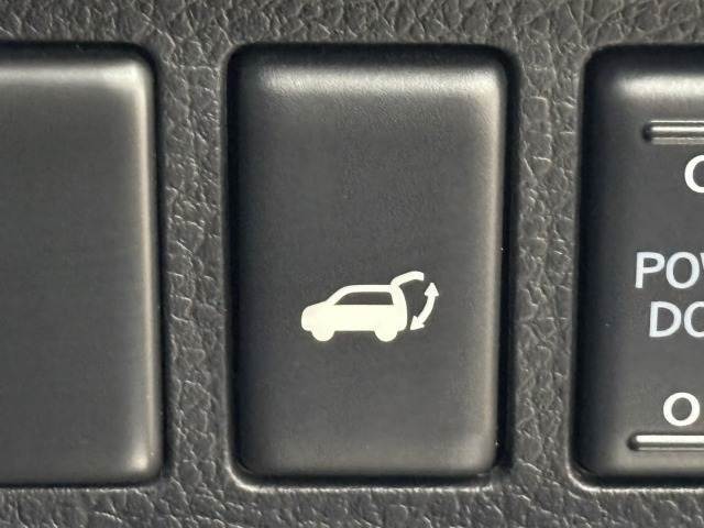 【パワーバックドア】荷物を持ちながらでも簡単にリアゲートを開閉できるあればうれしい装備の1つです。