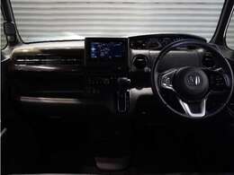 【室内】シートや内装各部への徹底した清掃を実施。