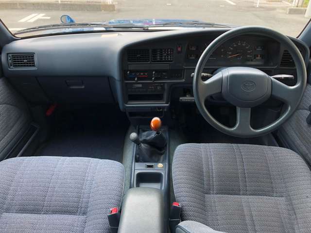【内装】グレー系でハイラックスならではの内装になります。汚れや傷みも少ない車両になります。