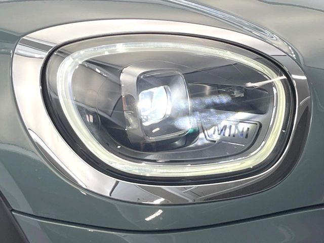 ●LEDヘッドライト：夜間走行時も良好な視界を確保し安心して運転できる高輝度LEDヘッドライトを装備！点灯速度が早く、消費電力も抑えられています。