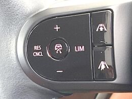 ●レーダークルーズコントロール：前の車との車間距離を一定にとりつつ、一定速度で自動走行してくれる次世代のクルーズコントロール！主に高速道路や自動車専用道路で使用する便利な機能です！