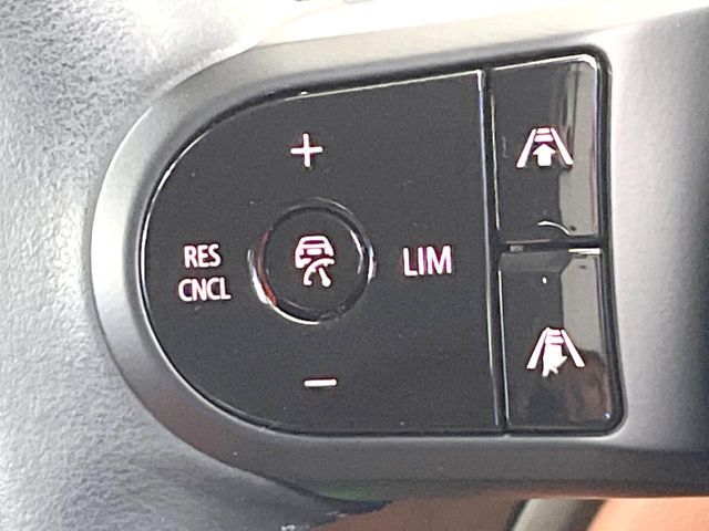 ●レーダークルーズコントロール：前の車との車間距離を一定にとりつつ、一定速度で自動走行してくれる次世代のクルーズコントロール！主に高速道路や自動車専用道路で使用する便利な機能です！