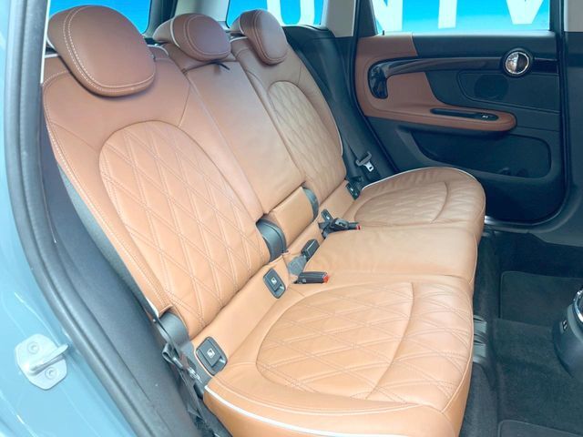 ●後部座席も気になるようなキズ・汚れやへたり等、大きなダメージはなく、良好な状態です。