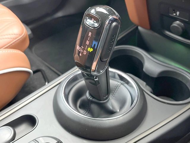 ●MTモード付きAT：通常は自動でおこなわれる変速（ギアチェンジ）をドライバーの操作によって意図的に変えられるシステムです。より一層普段のドライブをお楽しみいただけます！