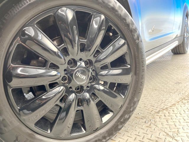 ●純正18インチアルミホイール：輸入車ならではの卓越した走りを支えるホイールと足回りです！日本車の走りに慣れている方にもぜひ体感して頂きたいほど、高いレベルでまとまっています！