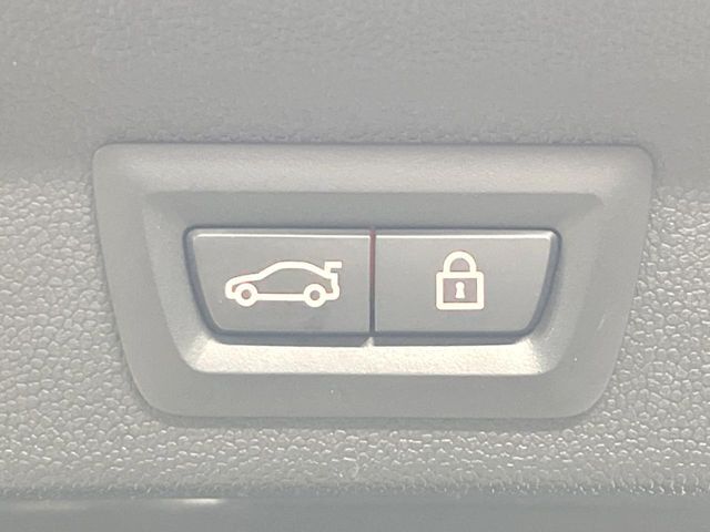 ●電動リアゲート：ワンタッチでリアゲートの開閉ができ、荷物などで両手が塞がっている状態でも簡単に開閉ができる便利機能です。