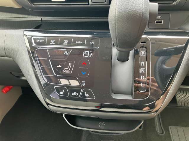 オートエアコンでパネルタッチするだけで操作が可能です(^^)☆AUTOにすれば簡単に車内の空調を快適に調整してくれます♪嬉しいシートヒーター付き(^^)