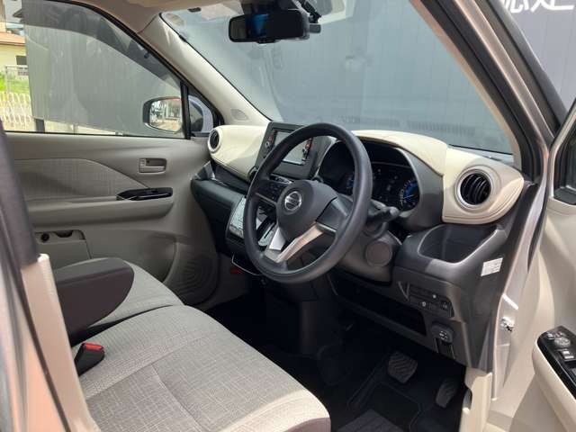 車内は落ち着きのアイボリーカラー☆視界も広く背の低い女性でも運転しやすいです(^^)/