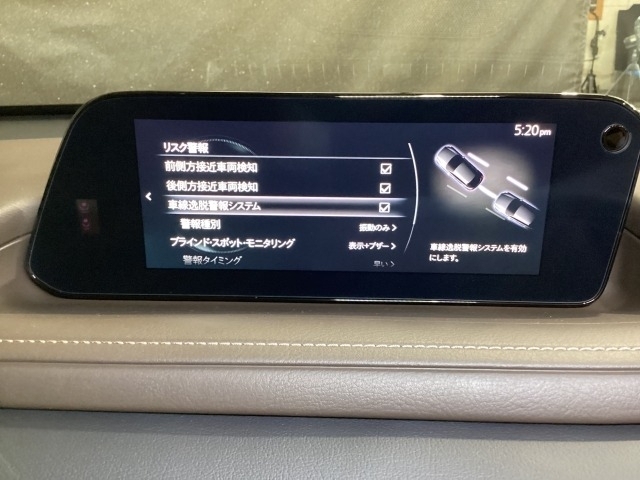 車線から逸れないようステアリングをアシスト♪車両が車線を踏み越えそうであると判断すると、ステアリングの振動・ビープ音により警告。ドライバーの素早い回避操作をサポート致します。