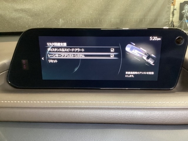 ハンドル操作をアシストすることにより車線からの逸脱回避を支援します。
