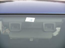 デュアルカメラブレーキサポート（DCBS）フロントガラス上部に設置されたステレオカメラで車輛前方の状況を感知し各種制御を行います。