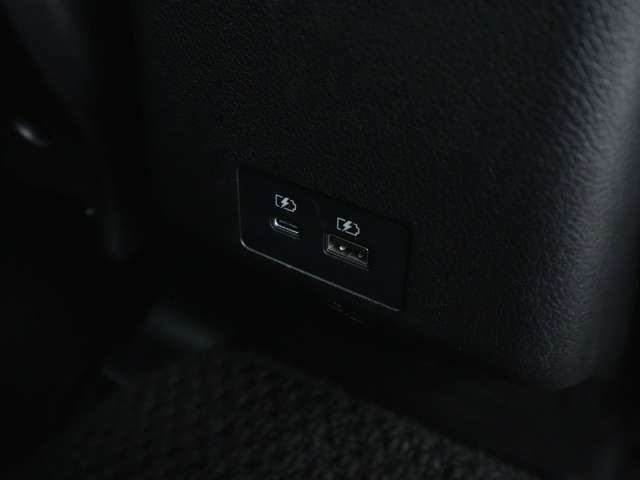 【装備】後部座席には「タイプA」「タイプC」のUSB給電が備わっておりますので、スマホやゲーム機の充電を行えます♪