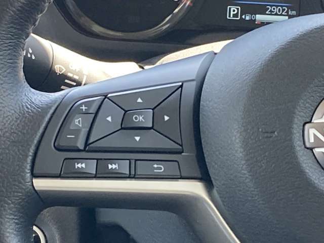 手元でナビの音量調整等が出来るのでナビの操作によるわき見運転を防止することが出来ます。