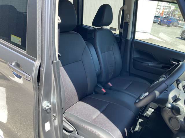 前席です。センターコンソールが無いので車内での左右移動が出来ます。