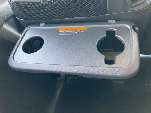後部座席にはちょっとしたテーブルがあるので便利です。