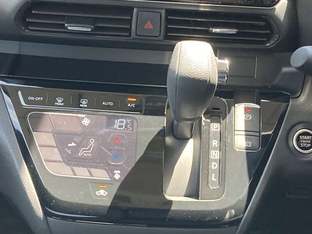 オートエアコンで温度調整も楽チン！四季を問わず快適に運転することが出来ます。