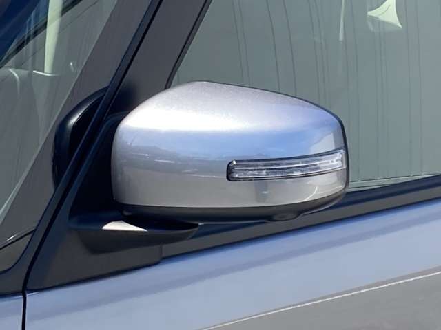 ウィンカードアミラー☆ライトの点滅で対向車、歩行者などに曲がることを知らせることができるので安心・安全につながりますね♪