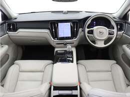 Google搭載/ETC2.0/360度カメラのフルセット搭載。9インチ・タッチスクリーン式センターディスプレイと、モード選択式の12.3インチデジタル液晶ドライバー・ディスプレイを装備。