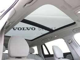 屋根一面まるごととも言える特大サイズのチルトアップ機構付電動パノラマ・ガラス・サンルーフ。晴天時はもちろん、雨天・曇天時にもブラインドを開けることで常に開放的な車内空間を実現させてくれます。