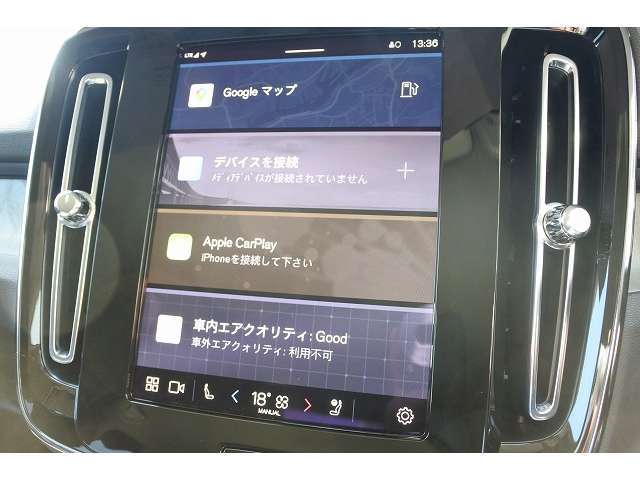 インストルメントパネルは僅かに運転席側へと傾けられているほか、余計なスイッチ類を可能な限り排し、運転に集中しやすい環境を造り出しています。