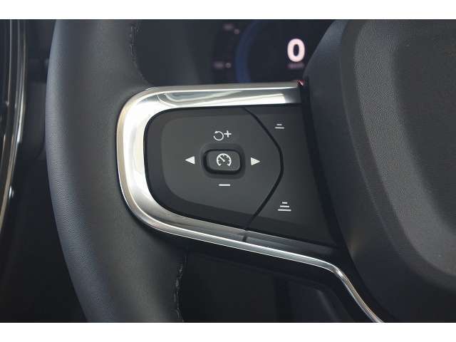 左側のステアリングスイッチは、ワンタッチでアダプティブクルーズコントロールのセットが可能です。