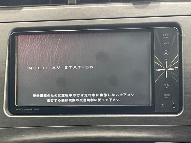 【純正ナビ】人気の純正ナビを装備しております。ナビの使いやすさはもちろん、オーディオ機能も充実！キャンプや旅行はもちろん、通勤や買い物など普段のドライブも楽しくなるはず♪