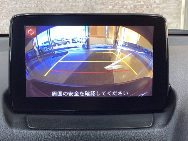 低速走行時に前方の障害物を検知して、衝突被害を軽減してくれるスマート・シティ・ブレーキ・サポートを装備！アクセルとブレーキの踏み間違えなどの急加速を抑制してくれる心強い装備です。