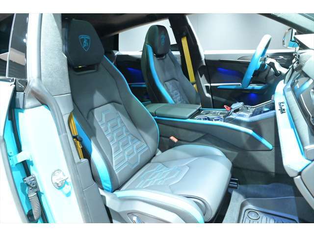 Fully Electric Front Seats with Ventilation and Massage/Sportivo Leather Interior with Special Trim・Embroidered Lamborghini shield on headres・