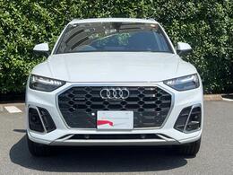Audiデザインの特徴であるシングルフレームグリルが存在感を主張します。