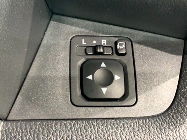 狭い駐車場で便利な電動格納ドアミラーが付いています。