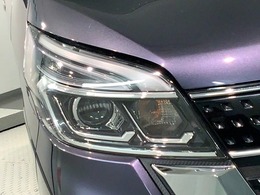 LEDヘッドライトは、点灯の瞬間から最大光量を発揮し、突然暗くなるトンネルなどでの安定感を高めます。