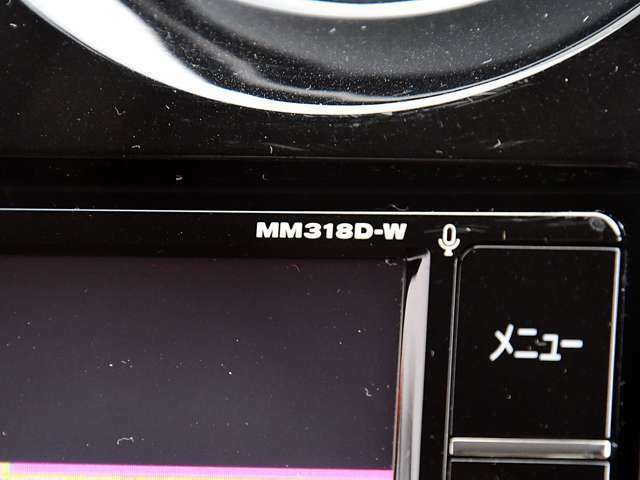 日産純正ナビゲーションMM318D-Wが付いています。