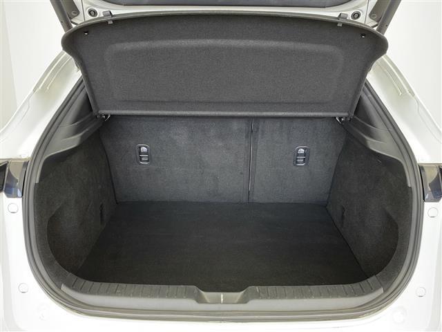【トランク】積み込みやすくて、たっぷり積める荷室です。シートアレンジできるものは、乗車人数と荷物の量や大きさによってシートを動かすことができるので、より快適なドライブが可能です！
