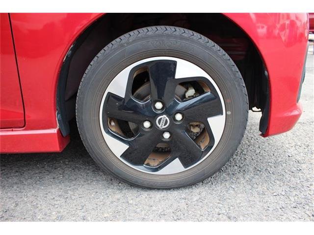タイヤ残り溝が1.6mmになる目安として「スリップサイン」が設けられています。この車はまだまだ残っておりますので、安心してお乗り頂けます！