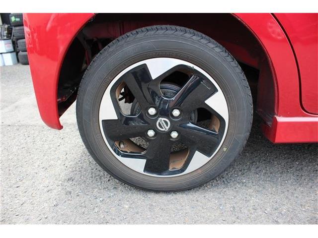 タイヤ残り溝が1.6mmになる目安として「スリップサイン」が設けられています。この車はまだまだ残っておりますので、安心してお乗り頂けます！