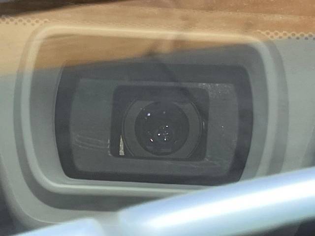 【アイサイトVer3】前方の車両等を検知し、衝突しそうな時は警報で注意を促し、ブレーキを踏む力をサポート。ブレーキを踏めなかった場合は衝突被害軽減ブレーキが作動、衝突回避をサポートします。