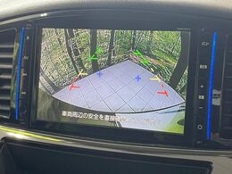 【バックカメラ】駐車時に後方がリアルタイム映像で確認できます。大型商業施設や立体駐車場での駐車時や、夜間のバック時に大活躍！運転スキルに関わらず、今や必須となった装備のひとつです！