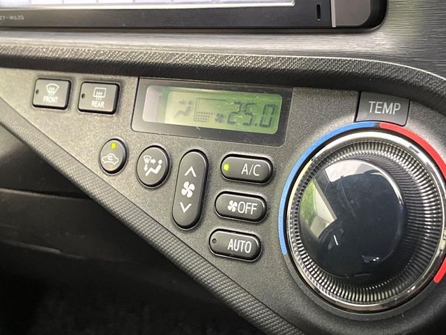 【オートエアコン】一度お好みの温度に設定すれば、車内の温度を検知し風量や温度を自動で調整。暑い…寒い…と何度もスイッチ操作をする必要はありません。快適な車内空間には必須の機能ですね♪