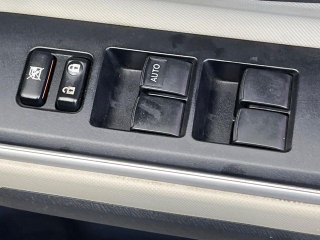 【電動格納ミラー】サイドミラーは電動格納式となっており、狭い駐車場でもキズがつくリスクを抑えられます。