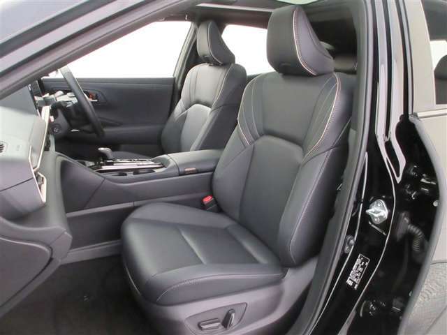 厚みがあって、座り心地のいいシート。運転席も助手席もリラックスしてゆったりと座れます♪