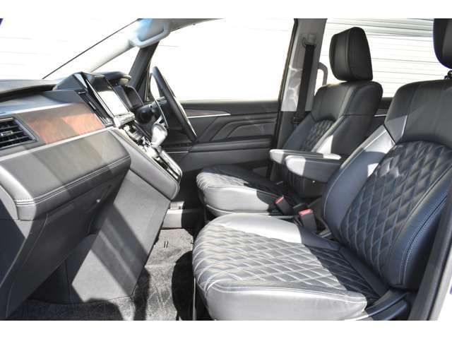 ゆったり包み込むようなフロントシート！長距離運転の疲労も軽減してくれます！