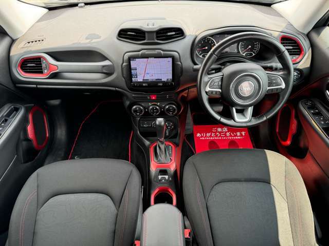 【室内】コックピット。車内もキレイで嫌な臭いもありません！ご納車後の臭いが付きにくくなる「空気触媒コーティング」もあります。