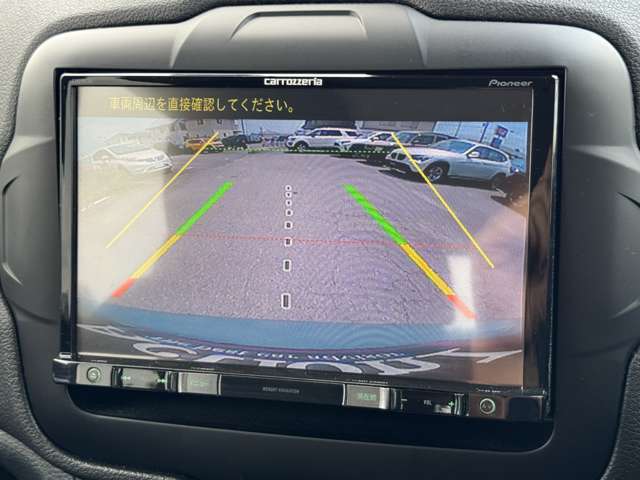 【バックカメラ】駐車時に後方がリアルタイム映像で確認できます。大型商業施設や立体駐車場での駐車時や、夜間のバック時に大活躍！運転スキルに関わらず、今や必須となった装備のひとつです！