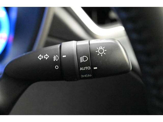 ■ランプスイッチです。　【コンライト】 　スイッチを『AUTO』に合わせると、車外の明るさに応じて、ヘッドランプ、車幅灯などを自動的に点灯 ・ 消灯します。