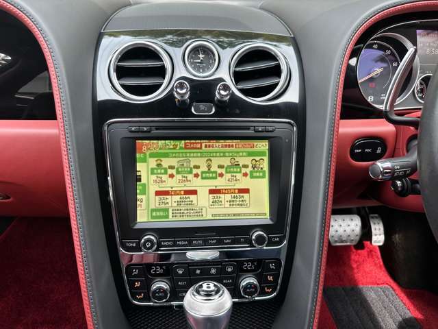 純正ナビはフルセグTV、CD、DVD、バックモニターなど装備充実しております★また、アダプター装着しております為Bluetoothオーディオが使用可能です★
