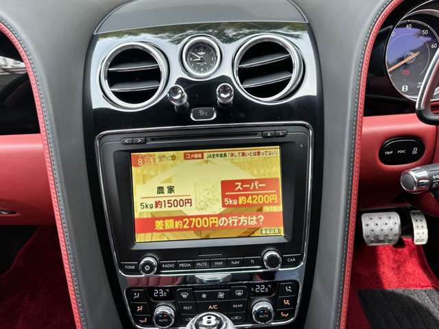 純正ナビはフルセグTV、CD、DVD、バックモニターなど装備充実しております★また、アダプター装着しております為Bluetoothオーディオが使用可能です★